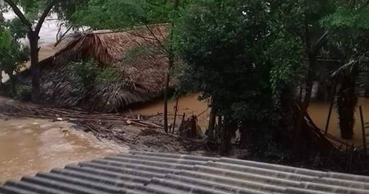 Nước lũ đổ về dữ dội, nhiều người dân Quảng Bình trở tay không kịp