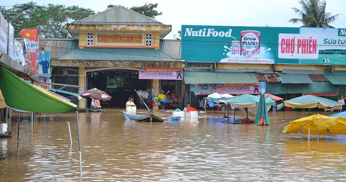 Miền Trung lại choáng váng với mưa lũ