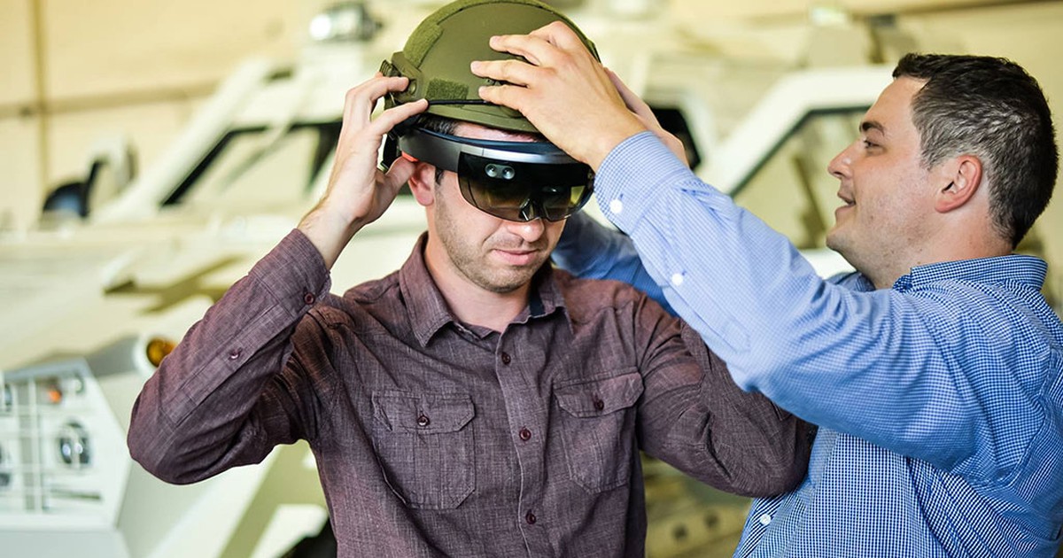 Kính Hololens được dùng để điều khiển xe tăng