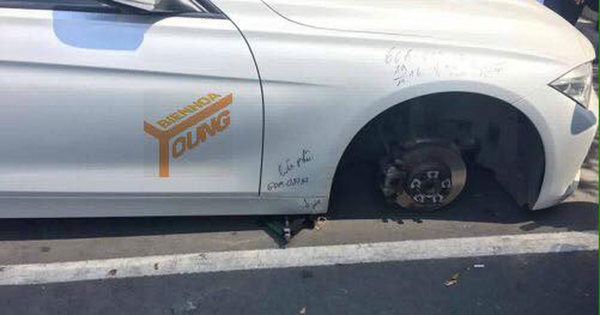 BMW mất bánh xe khi đậu trong bệnh viện