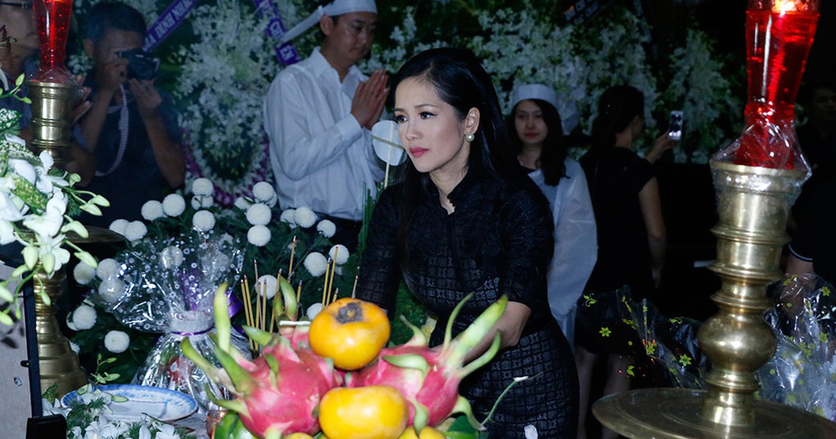 Hồng Nhung xúc động hát tiễn biệt NSƯT Quang Lý