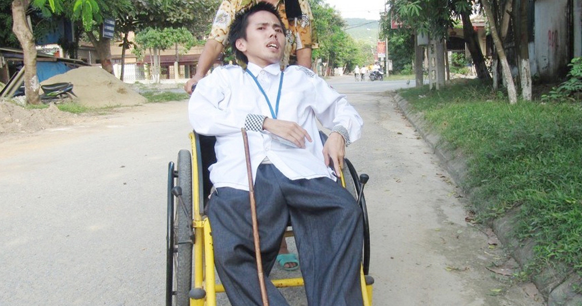 Chàng trai liệt nửa người muốn học hết đại học: Nghĩa tình này quá lớn đối với em!