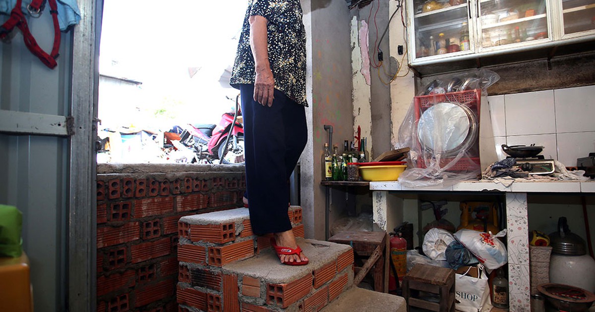 Nhà dân thấp hơn đường ở TP.HCM do lỗi quy hoạch