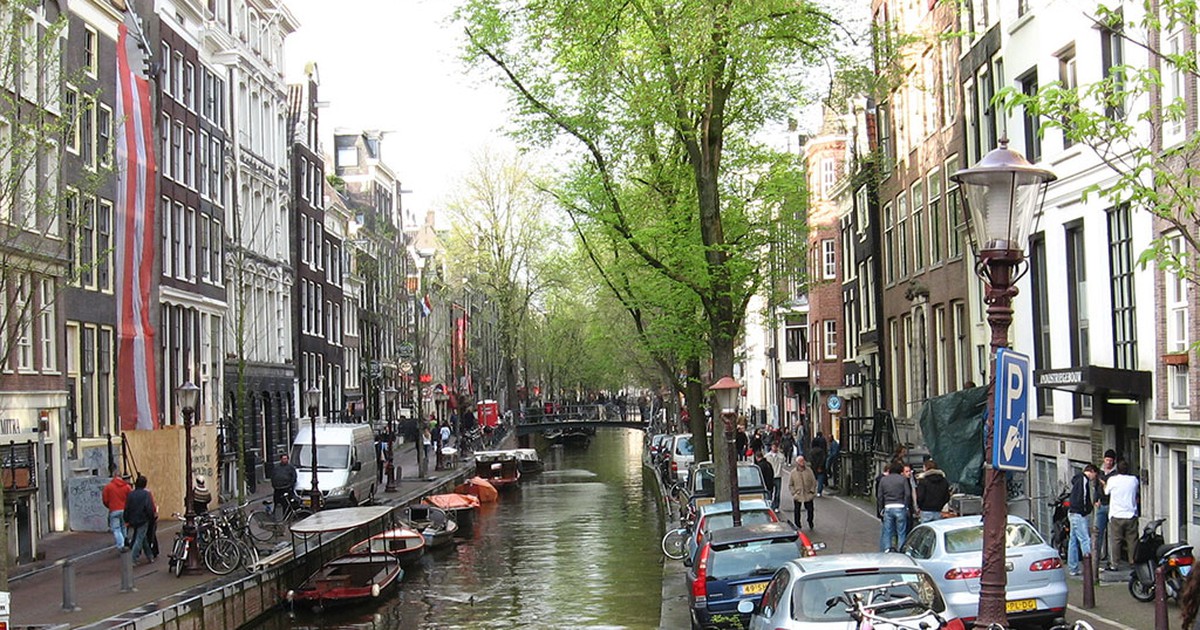 Người Việt không dám làm những thói xấu này ở nước ngoài: Nhìn 'đắm đuối', chụp ảnh