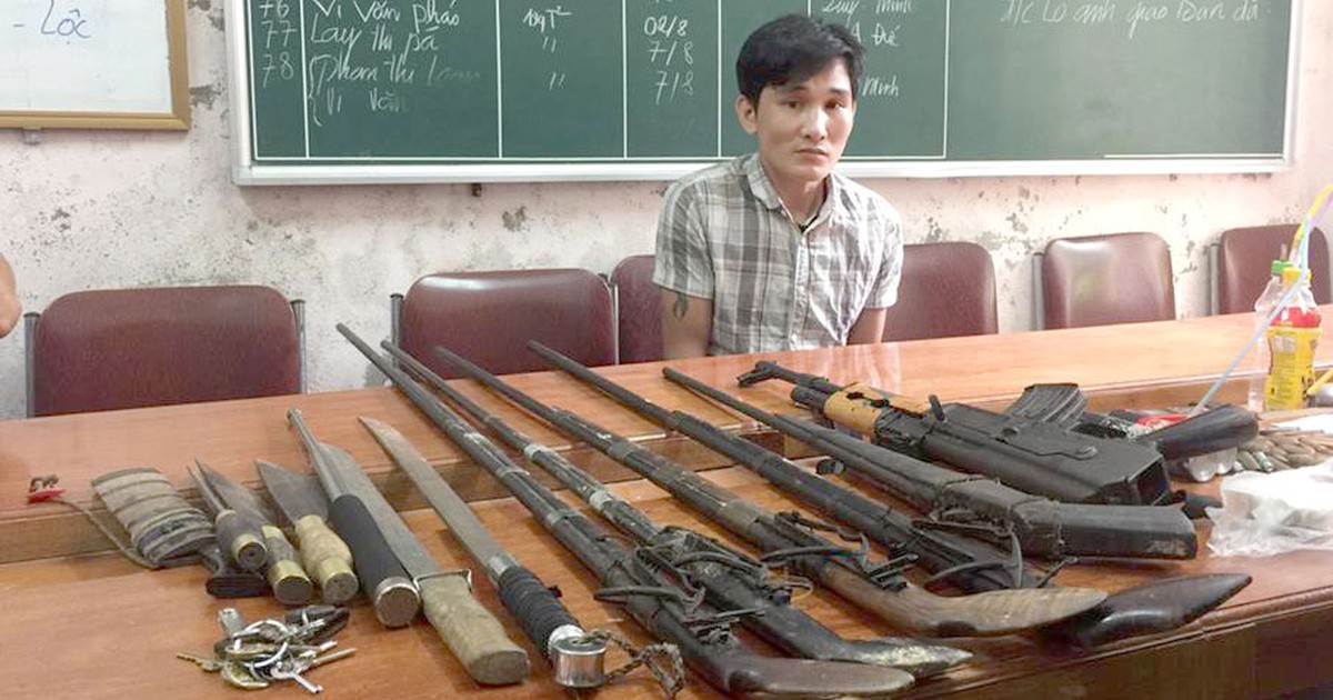 Bắt nghi phạm buôn ma túy tàng trữ cả 'kho' súng