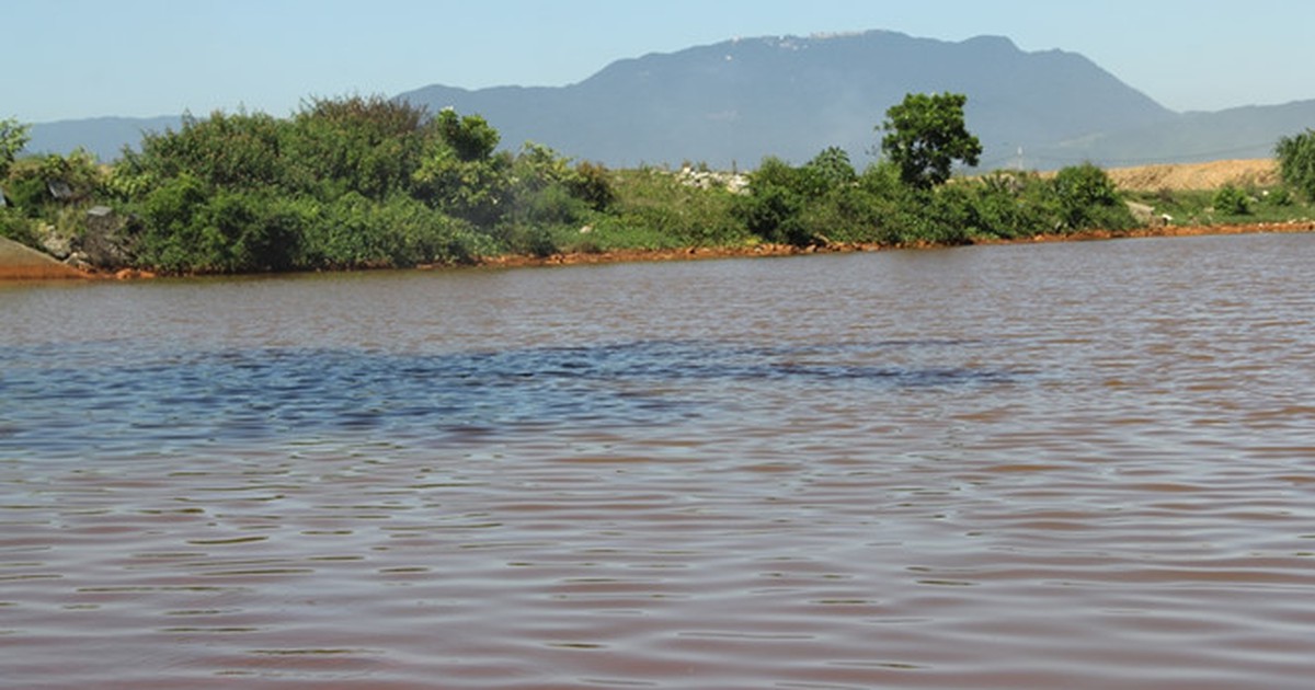 Nước sông Cu Đê lại đổi màu bất thường