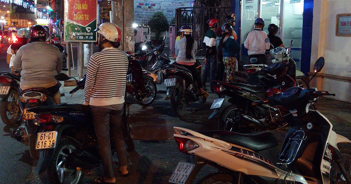 Xếp hàng chờ rút tiền tại các cây ATM