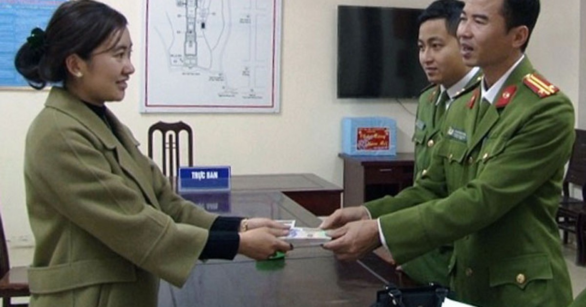 Công an tìm lại tài sản cho du khách bỏ quên