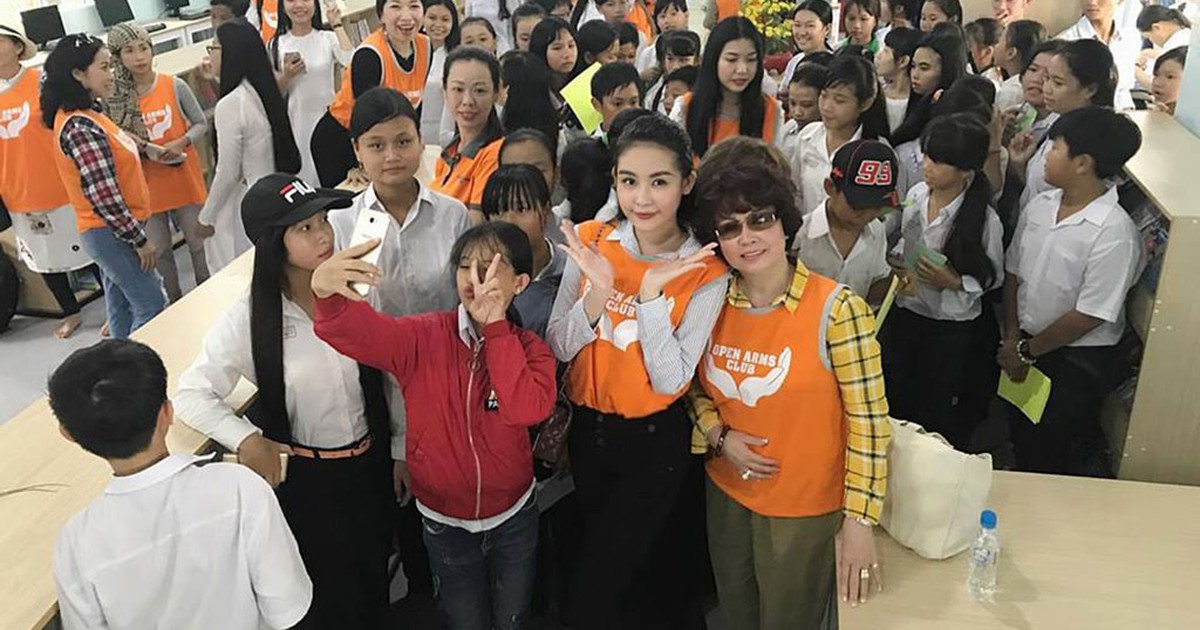 Hoa hậu Đại dương Lê Âu Ngân Anh được các học sinh vây kín