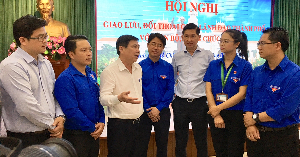 TP.HCM ‘nhắc’ công chức mặc quần tây, áo sơ mi đi làm