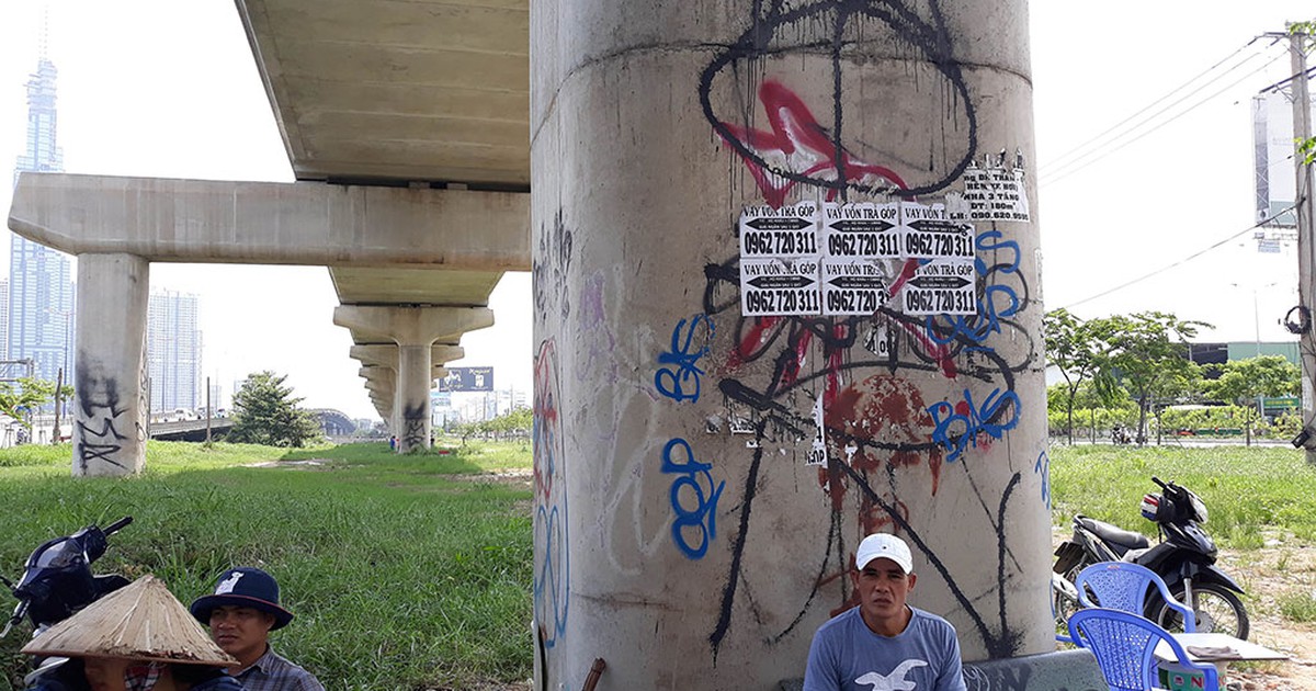 Metro TP.HCM chưa biết khi nào xong, trụ cầu đã đầy hình graffiti nguệch ngoạc