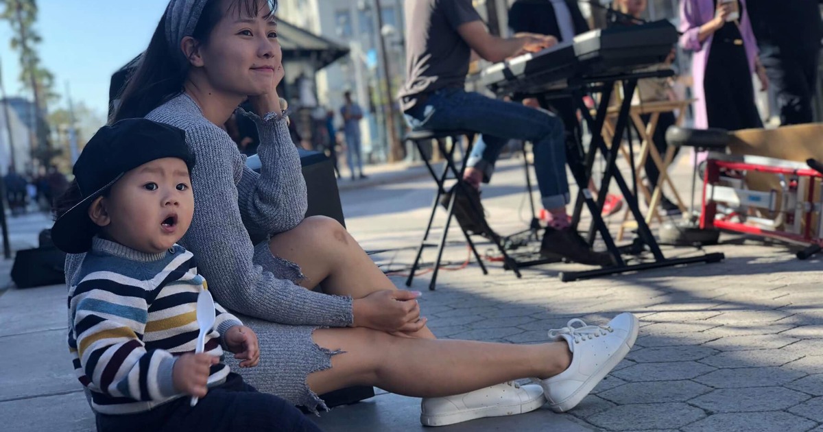 Chồng và con trai đến phim trường ở Mỹ chăm sóc Khánh Hiền