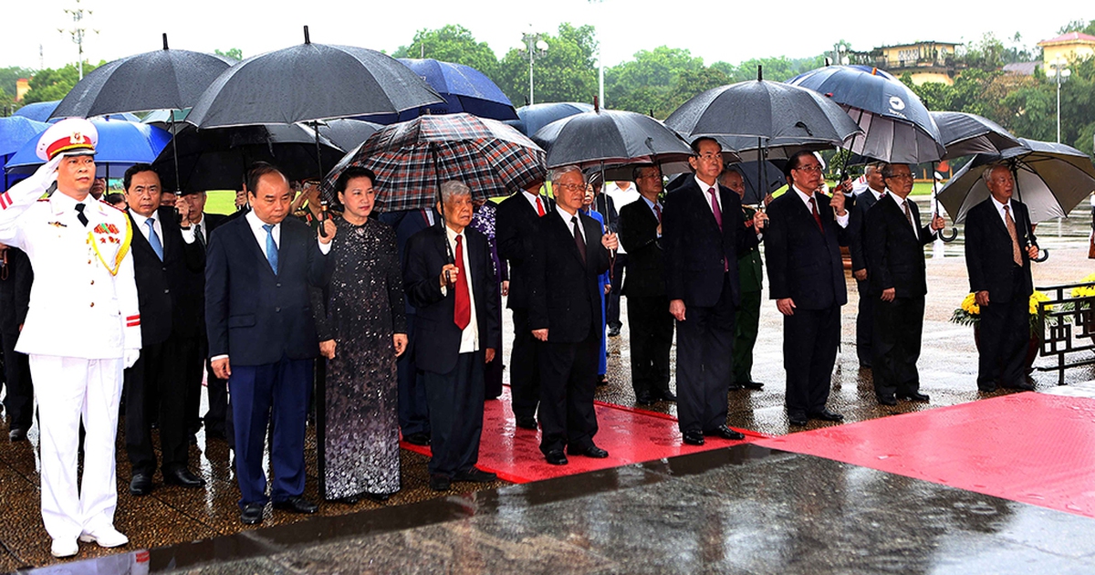 Lãnh đạo Đảng, Nhà nước đặt vòng hoa tưởng niệm các anh hùng liệt sĩ