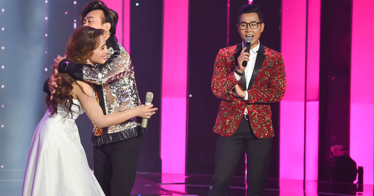 Chí Tài tiếp tục 'giả sói' lên sân khấu ôm nữ thí sinh