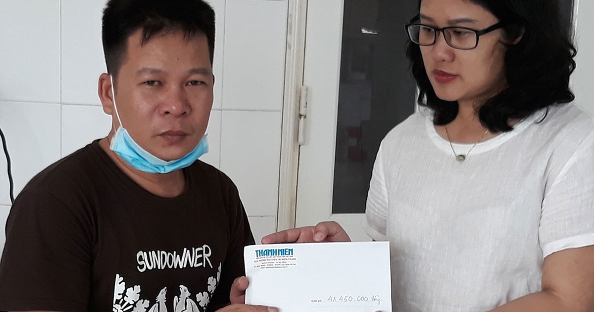 Trao tiền hỗ trợ các trường hợp thương tâm