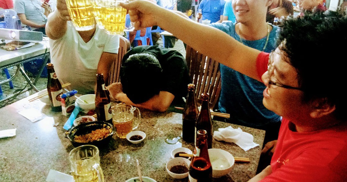 Đừng để chưa kịp xem bóng đá đã say 'quắc cần câu'!