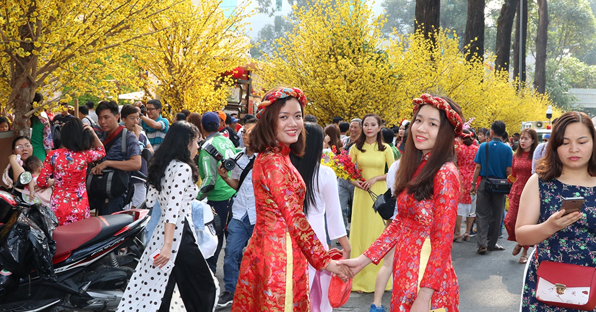 Rộn ràng sắc xuân trên phố