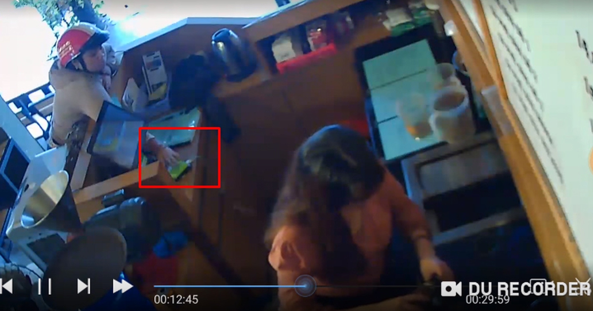 Cư dân mạng quan tâm: Clip 'nữ quái' trộm 2 điện thoại nhanh như chớp