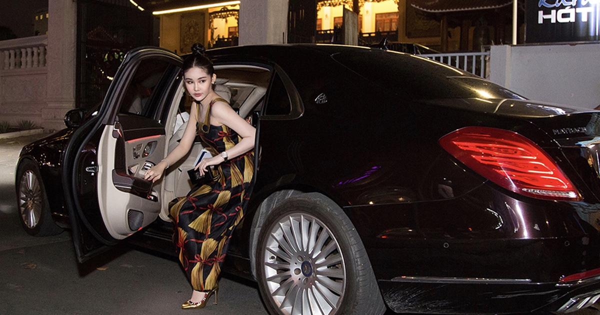 Lê Âu Ngân Anh đi xe sang, đeo đồng hồ nửa tỉ dự sự kiện