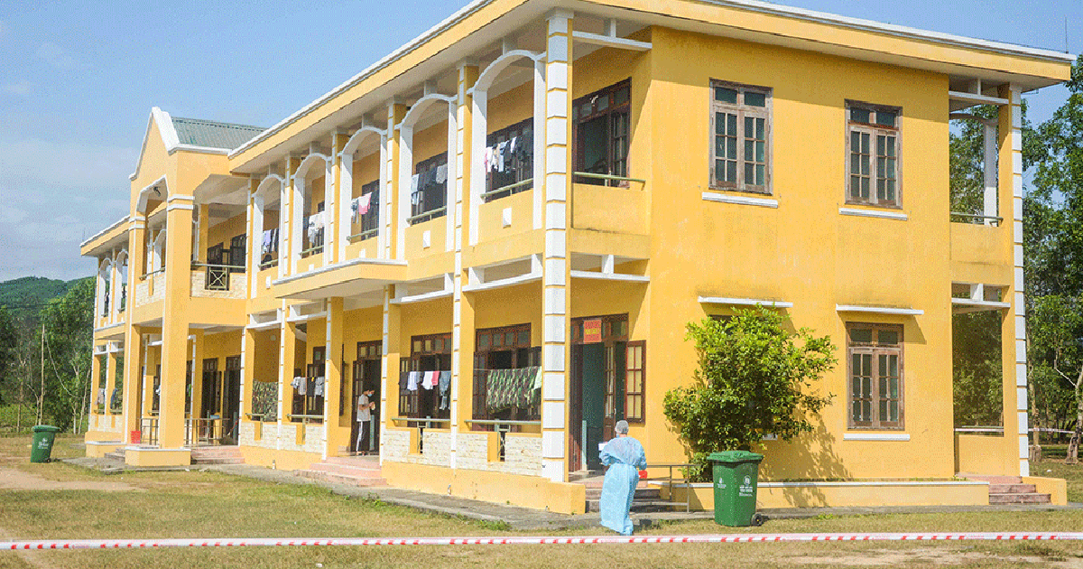 Chàng trai nén đau đội tang mẹ trong khu cách ly chống Covid-19: 'Chắc mẹ sẽ hiểu..'