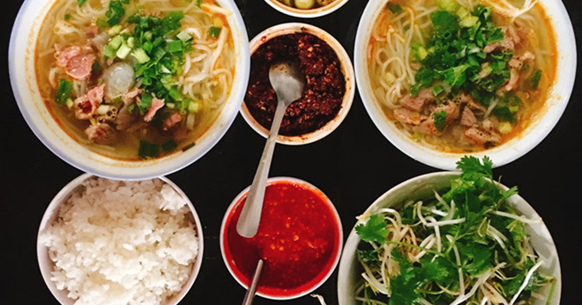 Độc lạ: Vì sao người ta ăn bún bò Huế với cơm nguội?