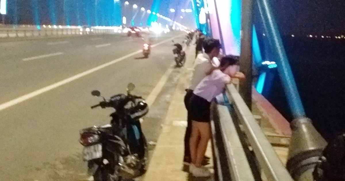 Bạn đọc viết: Nguy hiểm khi tụ tập trên cầu