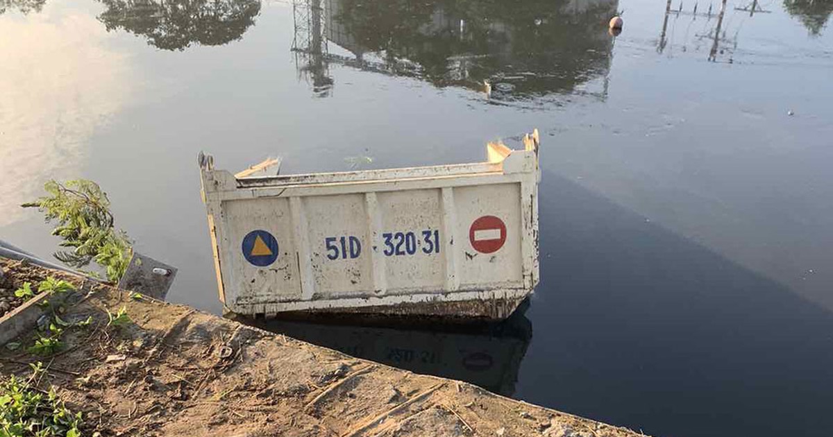 TP.HCM: Xe ben lao xuống kênh Tàu Hủ, tài xế may mắn thoát chết