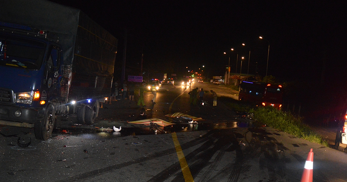 Tai nạn ở Lâm Đồng: Xe máy va chạm xe tải, 2 thanh niên chết thảm