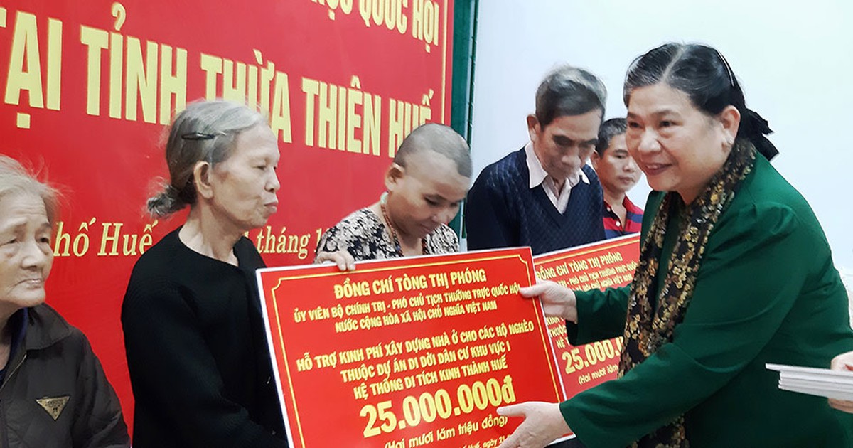 Phó chủ tịch thường trực QH Tòng Thị Phóng thăm, tặng quà đồng bào bị lũ lụt