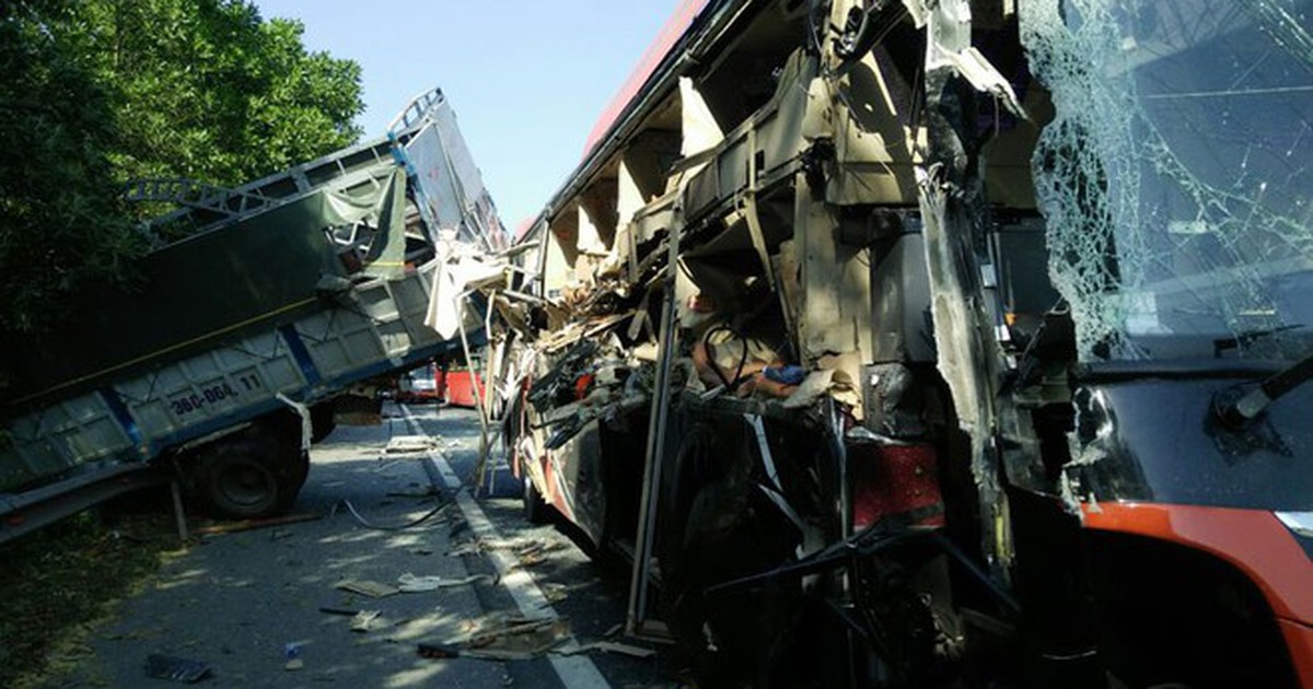 Xe khách biến dạng sau khi lao vào xe tải trên cao tốc, 4 người bị thương