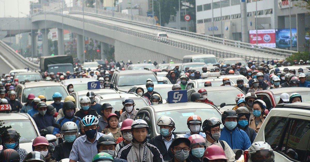 Đường vành đai 2 trên cao thông xe: Ngã tư Sở dòng người nhích từng chút