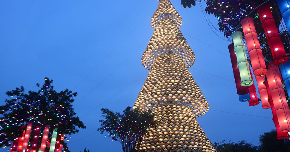 Cây thông Noel làm từ 2340 chiếc nón lá, cao 35 mét ở Biên Hòa