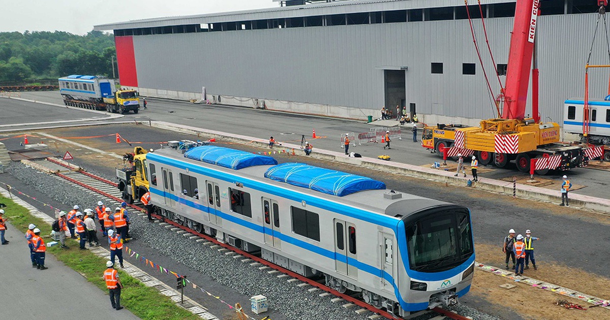 Thêm 2 đoàn tàu metro chuẩn bị về tới TP.HCM