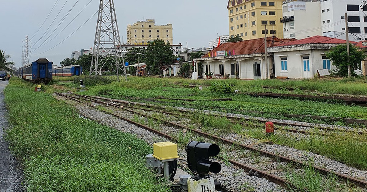 Đường sắt Sài Gòn mòn mỏi chờ nhà ga