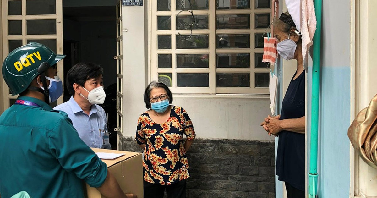TP.HCM lập các đội phản ứng nhanh trao quà hỗ trợ