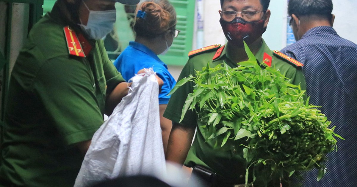 Công an TP.HCM phát rau, gạo... cho dân giữa dịch Covid-19: Thật đẹp màu áo xanh!