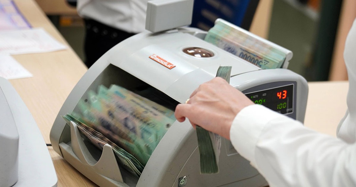 Lãi suất giảm, người dân bớt gửi tiền ngân hàng?