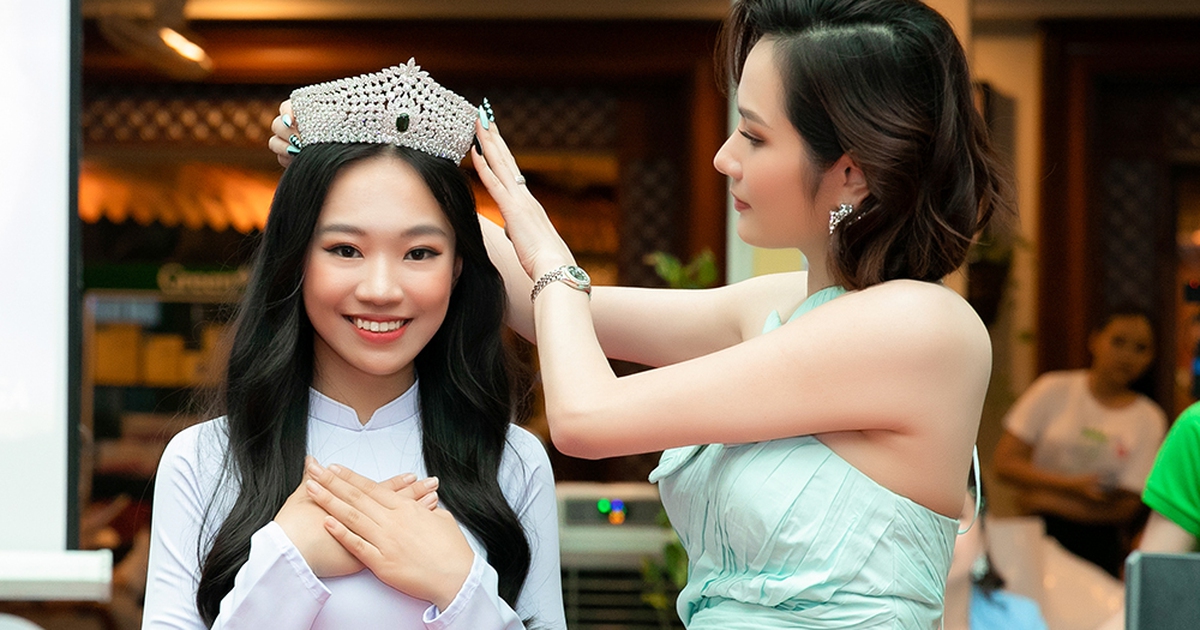 Diệu Linh trao vương miện cho nữ sinh trường chuyên thi Miss Teen tại Ấn Độ