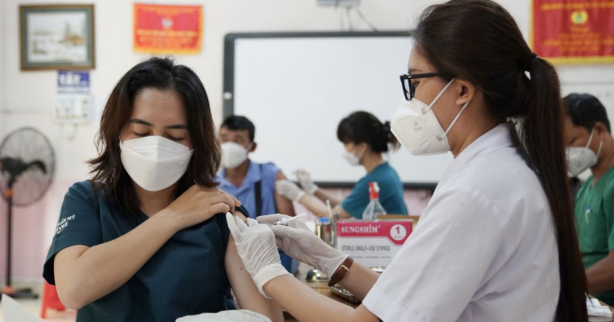 Tiêm vắc xin Covid-19 nên tự nguyện hay bắt buộc?