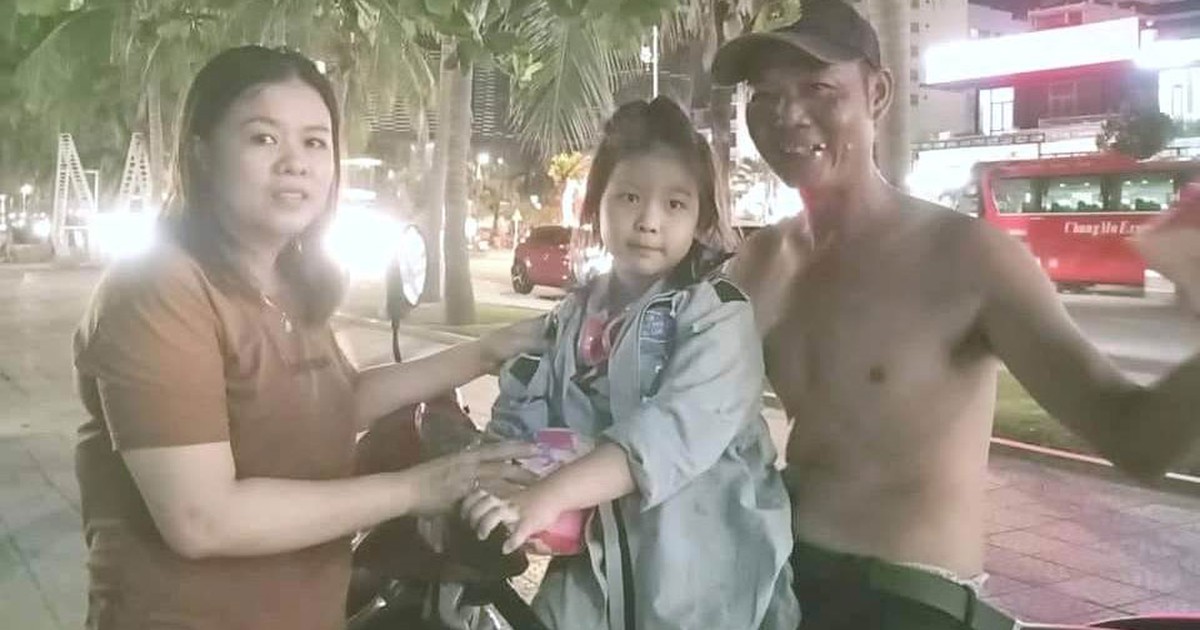 'Bão tim' người bế cháu bé đi dọc bờ biển gần 1 tiếng tìm cha mẹ