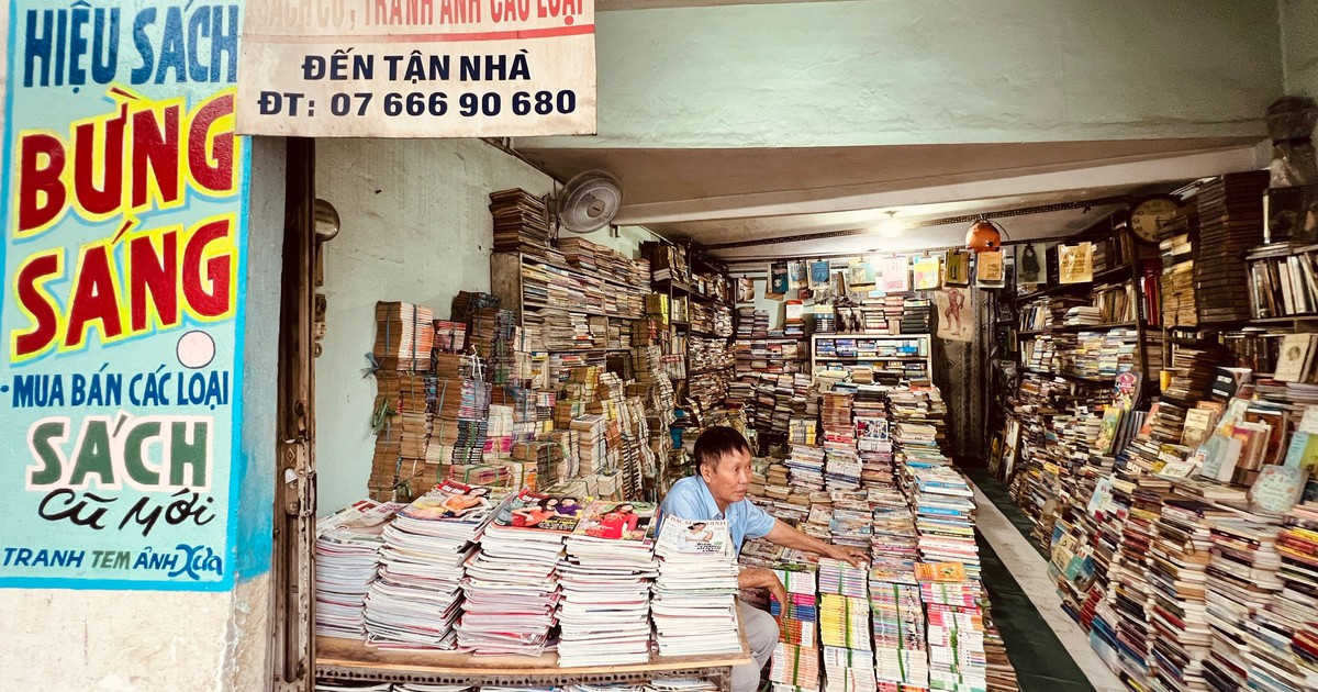 Tiệm sách cũ gần nửa thế kỷ ở TP.HCM khiến 8X, 9X nhớ tuổi thơ
