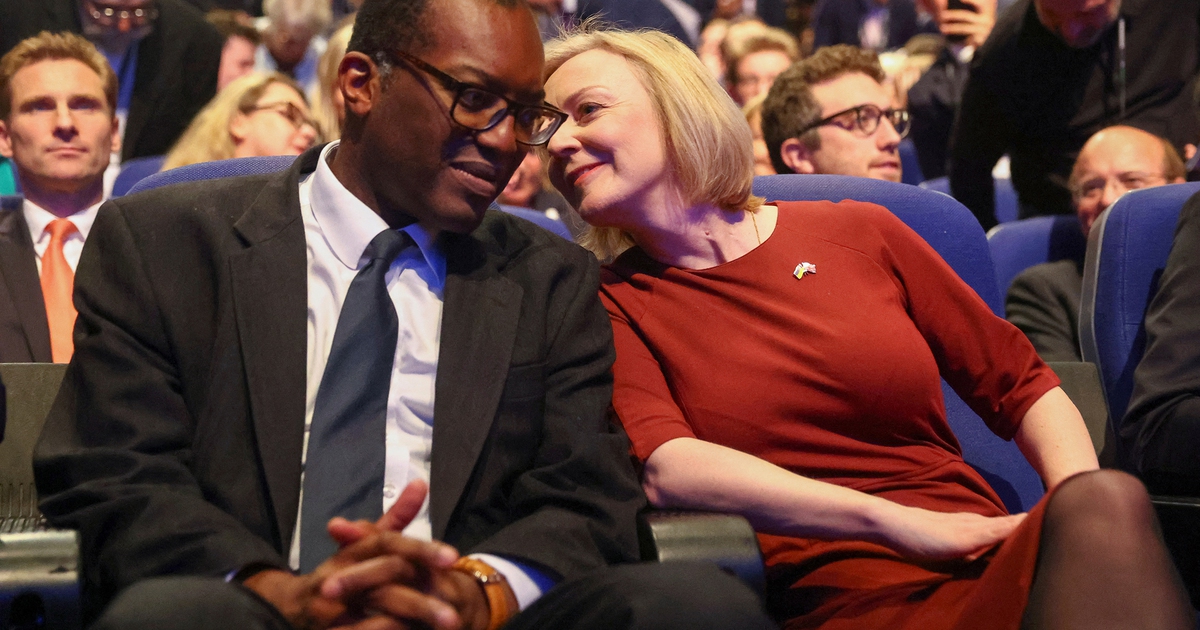 Sóng gió bủa vây thủ tướng Anh