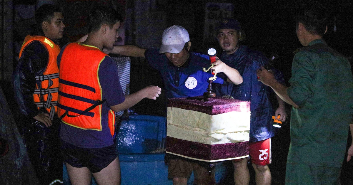 'Bão tim' chàng trai 18 tuổi thấy lũ về liền đi cứu người