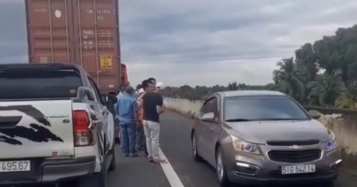 Nhiều ô tô rủ nhau chạy ngược chiều trên cao tốc: Phải phạt thật nặng!