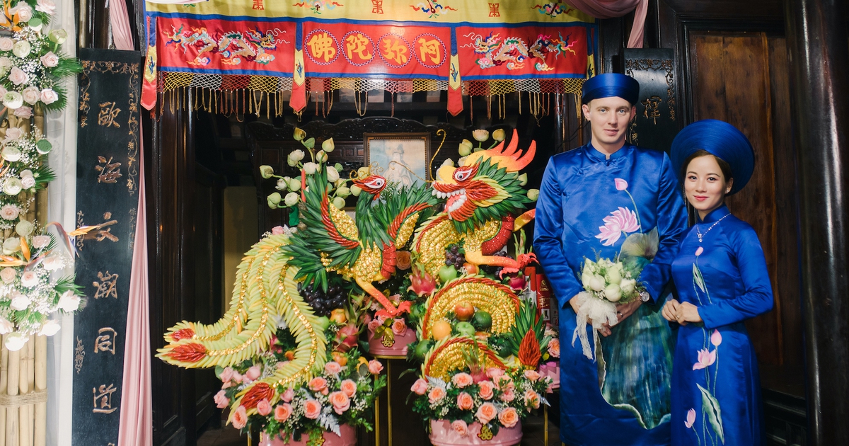 Lễ báo hỉ Việt Nam - Thụy Sĩ với dàn bưng quả toàn Tây khăn đóng áo dài