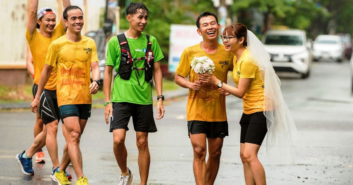Chàng runner đội mưa chạy bộ từ Hội An ra Đà Nẵng cầu hôn bạn gái