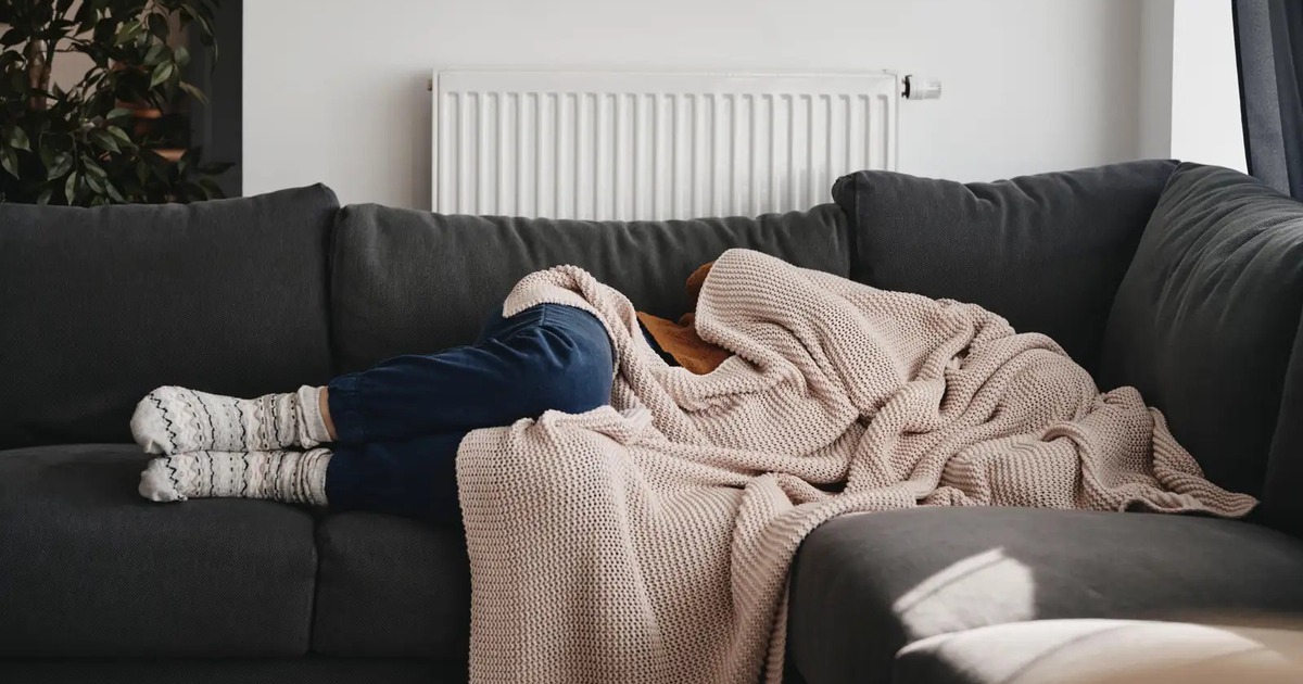 Làm sao để ngủ ngon khi phải nằm trên ghế sofa?