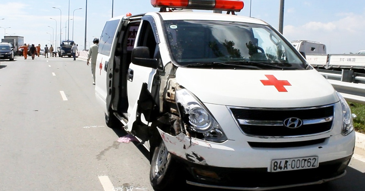 Xe cứu thương gây tai nạn liên hoàn trên đại lộ