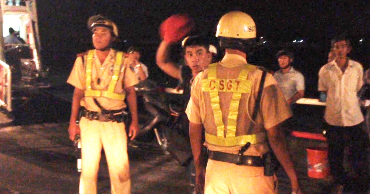 Bắt giam kẻ ‘ngáo đá’ đâm CSGT, ‘quậy tưng’ phà Cát Lái