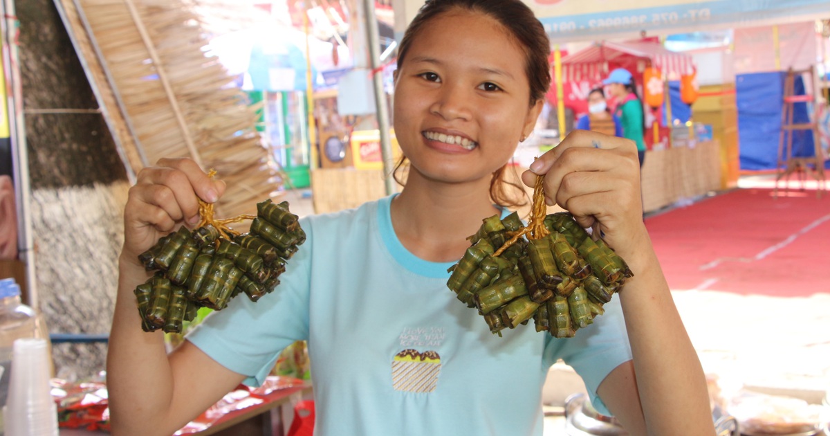 Người miền Tây gói bánh tét 'siêu nhỏ' chỉ bằng... 20 hạt nếp